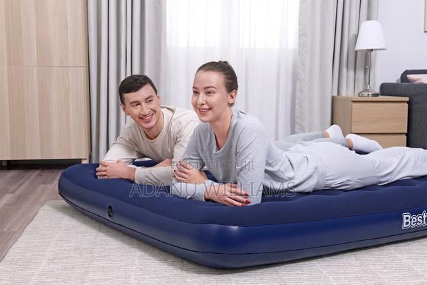 Inflatable Flocked Kingsize Airbed With Pump · Photo 1