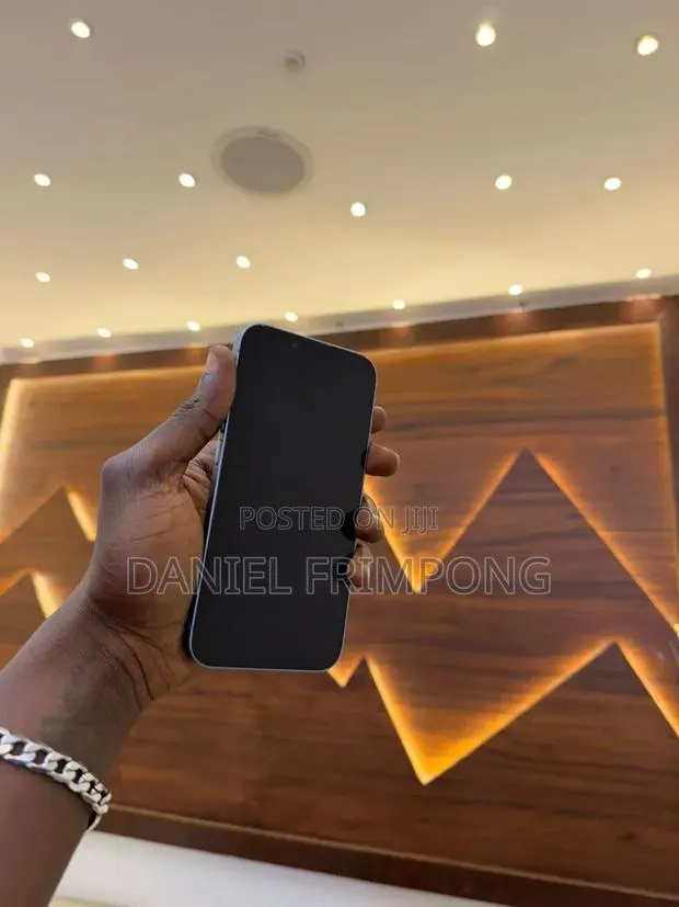 New Apple iPhone 11 128 GB Silver · Photo 1
