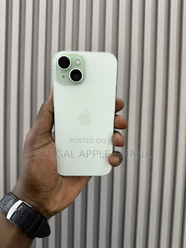 Apple iPhone 15 128 GB Green · Photo 1