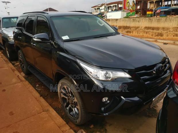 Toyota Fortuner 2018 Black · Photo 2