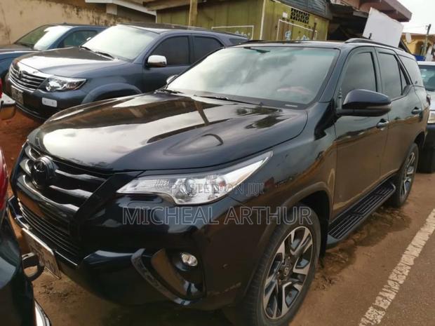 Toyota Fortuner 2018 Black · Photo 3