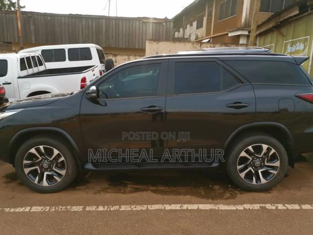 Toyota Fortuner 2018 Black · Photo 4