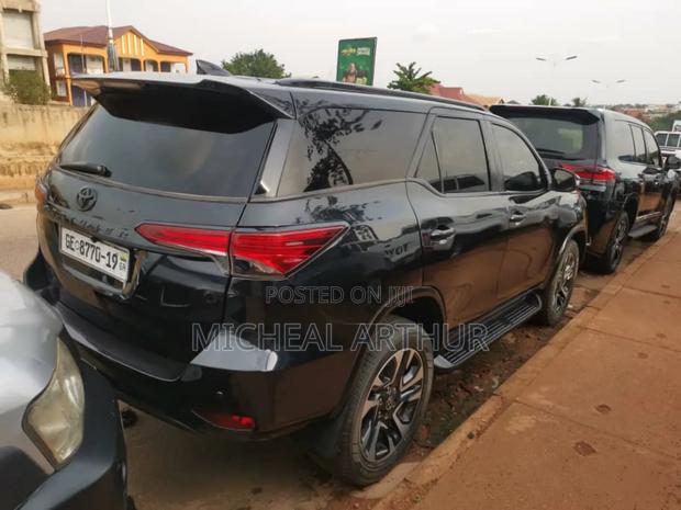 Toyota Fortuner 2018 Black · Photo 5