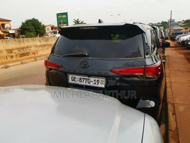 Toyota Fortuner 2018 Black · Photo 1