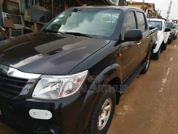Toyota Hilux 2014 Black · Photo 2