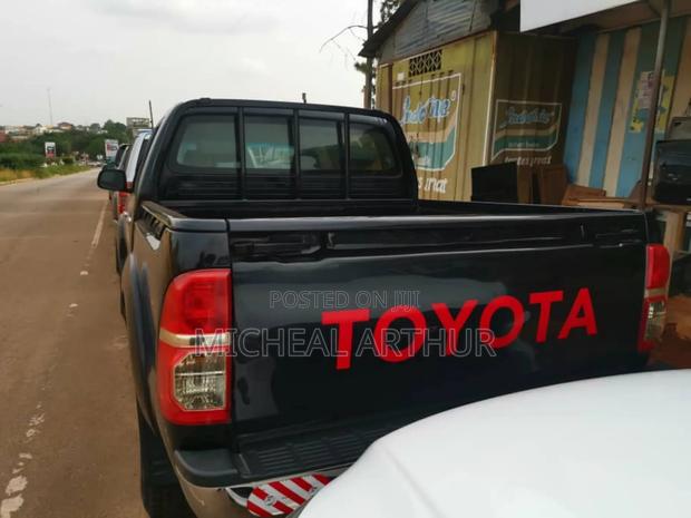 Toyota Hilux 2014 Black · Photo 4