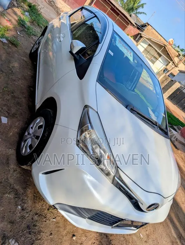 Toyota Vitz 1.3 AWD 5dr 2015 White · Photo 1