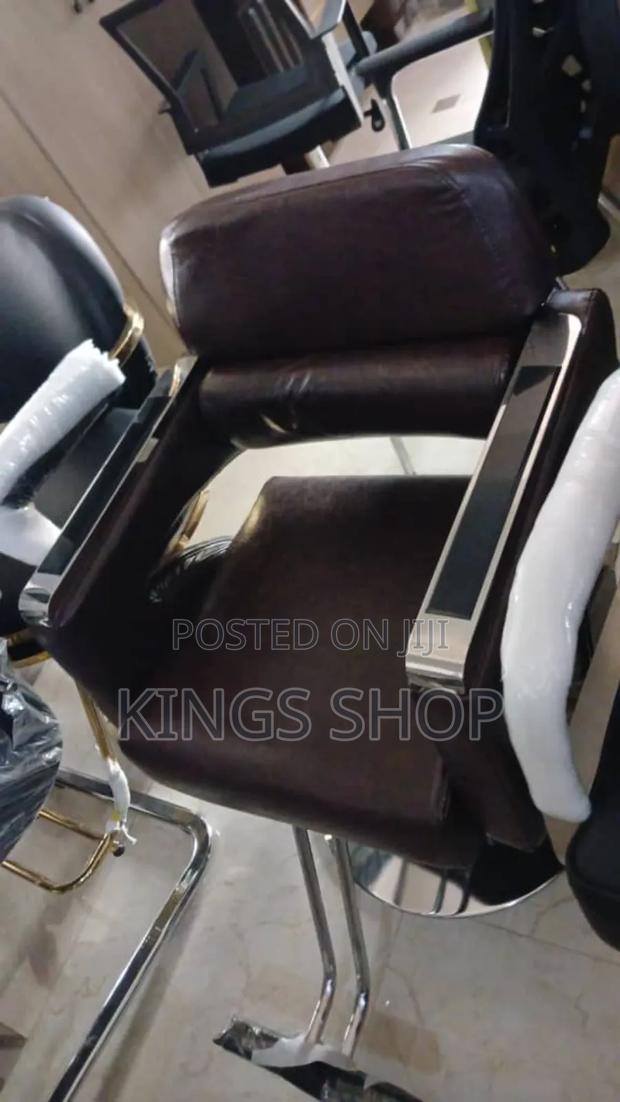Salon Adjustable Chair · Photo 1