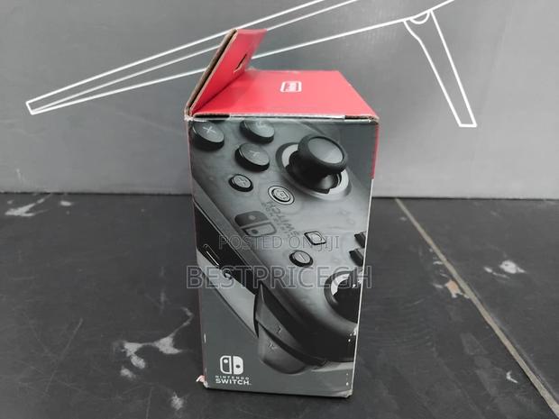 Nintendo Switch Pro Controller · Photo 2