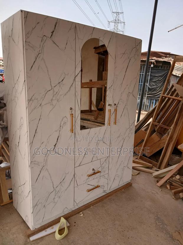 Three Doors Wardrobe · Photo 2