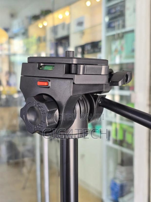 Phone and Camera Tripod 680t 180cm · Photo 3