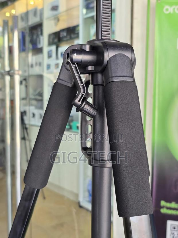 Phone and Camera Tripod 680t 180cm · Photo 4