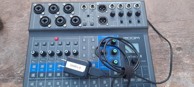 Zoom Livetrak L-8 Podcast Studio Mixer · Photo 1