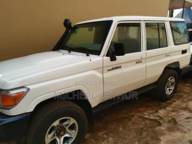 Toyota Land Cruiser 2012 White · Photo 3