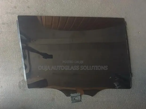 2023 Range Rover Vogue L460 Rear Right Door Glass Available(Laminated) · Photo 1
