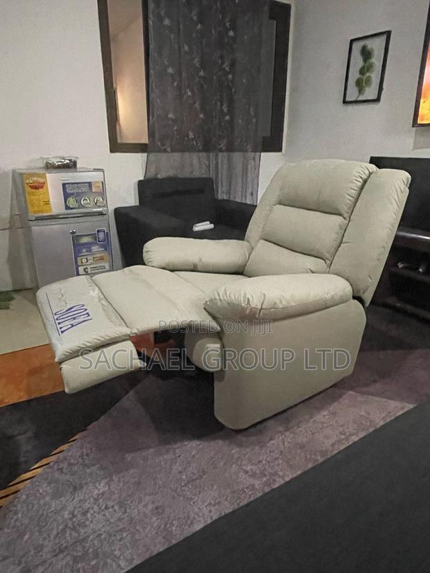 Recliner Living Room Sofa · Photo 1