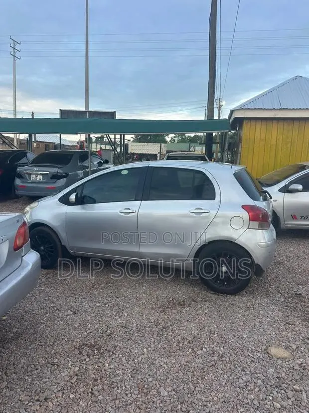 Toyota Vitz 1.3 FWD 5dr 2010 Silver · Photo 4