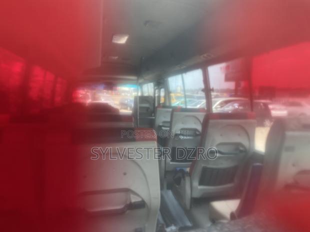 Toyota Coaster 2009 White · Photo 3