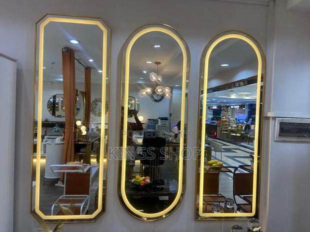 Led Wall Mirror · Photo 1