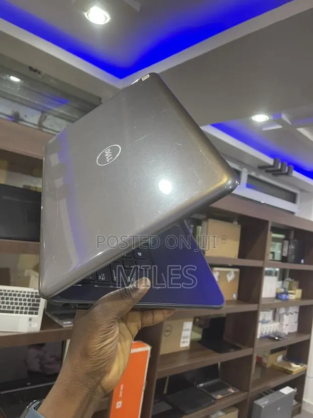 Laptop Dell Latitude 3380 4GB Intel Core i3 HDD 320GB · Photo 1