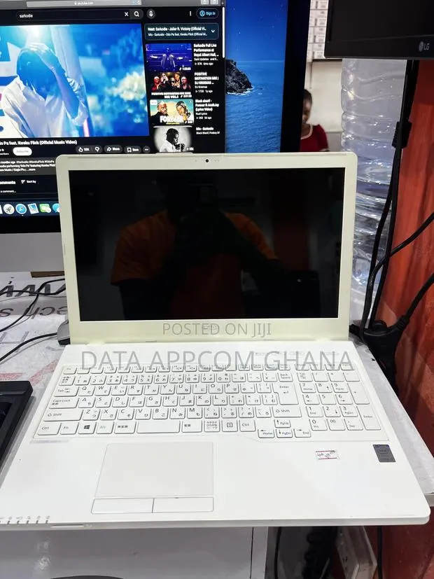 Laptop Fujitsu Lifebook AH532 8GB Intel Core i3 HDD 1T · Photo 1