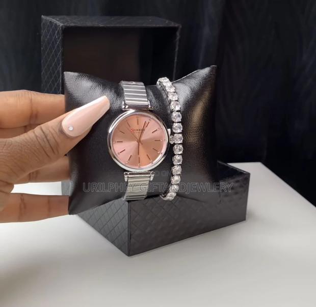 Ladies Watch With Bracelet · Photo 1