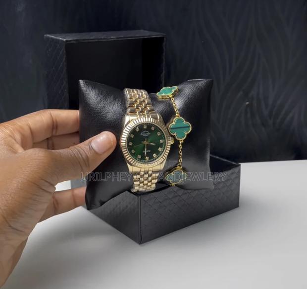 Ladies Watch With Bracelet · Photo 3