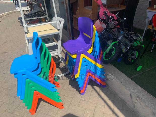 Kid's Plastic Chair · Photo 1