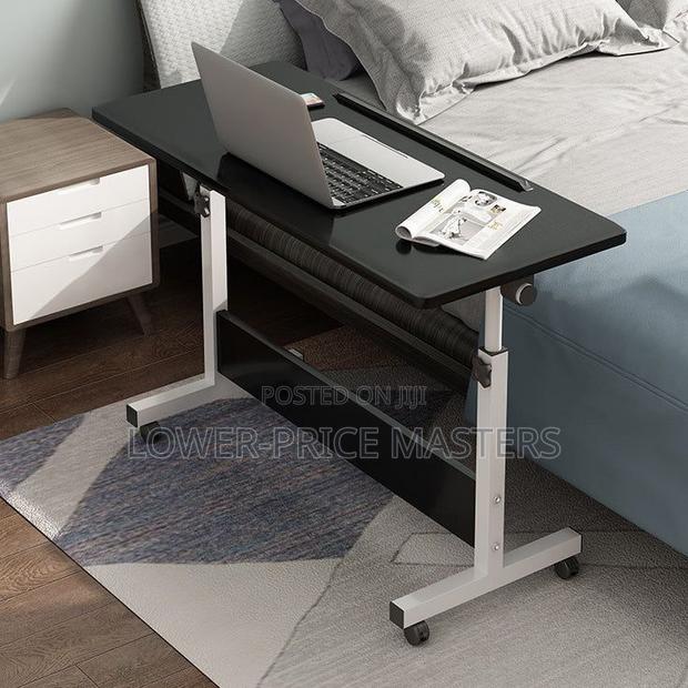 Adjustable and X360 Rotatory Table · Photo 2
