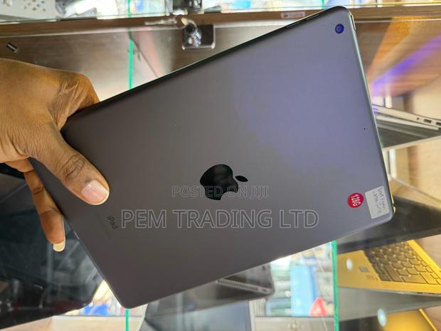 Apple iPad 10.2 (2019) 128 GB Gray · Photo 1