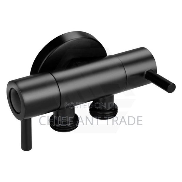 Double Angle Valve Black · Photo 1