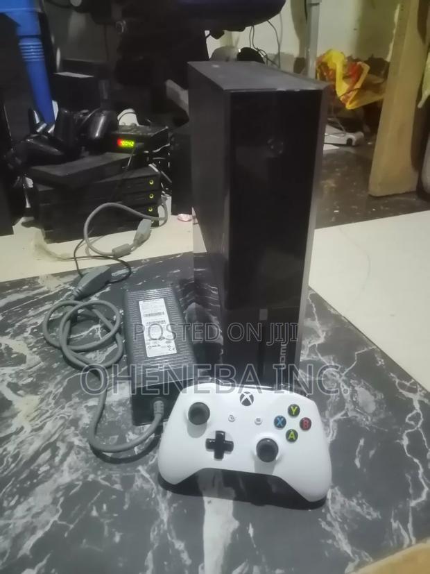 Xbox One With 10 Games +1 Controller · Photo 3