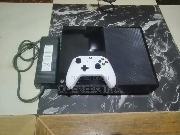 Xbox One With 10 Games +1 Controller · Photo 2