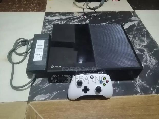Xbox One With 10 Games +1 Controller · Photo 4