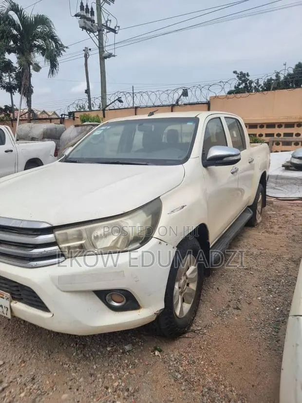 Toyota Hilux 2017 White · Photo 1