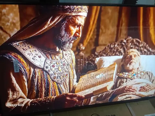 Samsung 43” Ultra-Clear Smart Television Experience · Photo 1