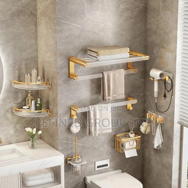 Bathroom Accessories Set. · Photo 3