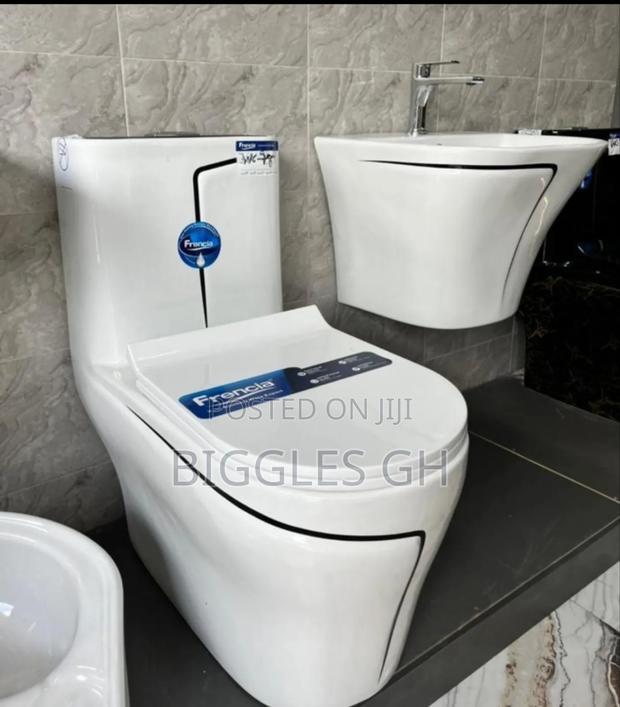 Wc With Wall Hang Basin- Black and White · Photo 1