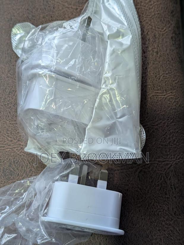 Usa/European to Uk Plug Adaptor · Photo 3