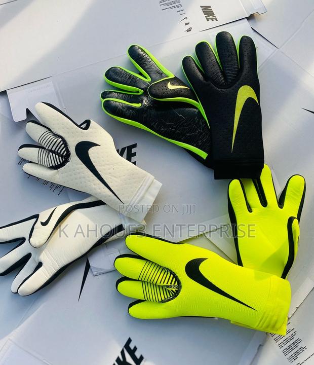Original Nike Goal Keepers Gloves Available · Photo 1
