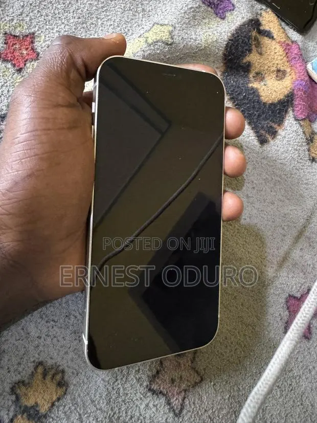 New Apple iPhone 12 64 GB White · Photo 1