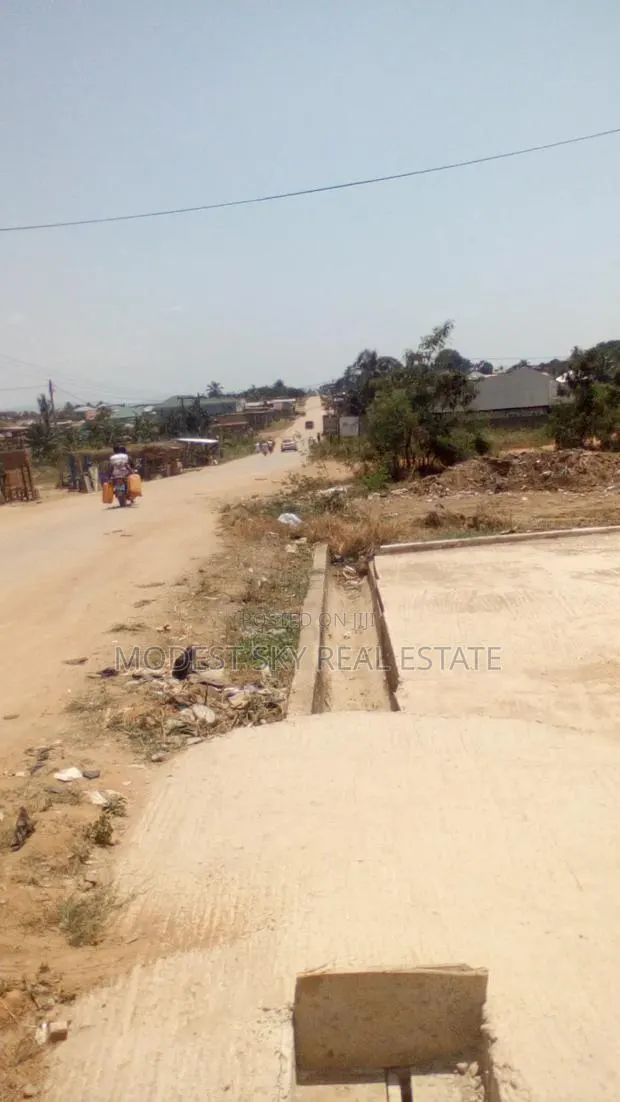4 Plots of Land for Sell at Main Road
Amasaman Onyansana, Ayikai Doblo · Photo 1
