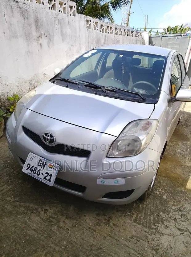 Toyota Vitz 1.3 AWD 5dr 2010 Silver · Photo 1