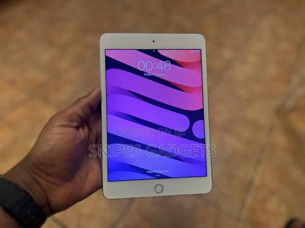 Apple iPad mini 4 128 GB Silver · Photo 1