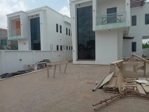 4 Bedrooms House for Sale at Pantang Oyarifa Road. · Photo 5