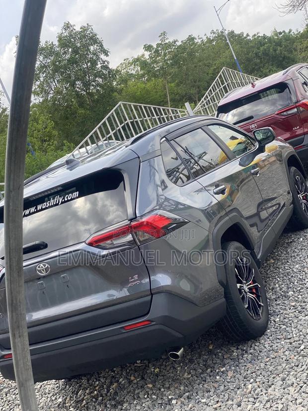 Toyota RAV4 LE 2021 Gray · Photo 8