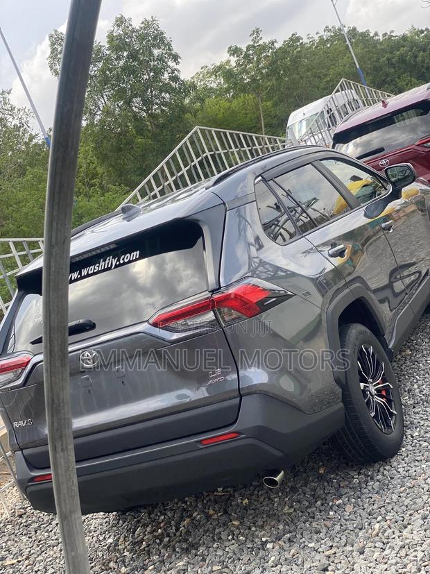 Toyota RAV4 LE 2021 Gray · Photo 2