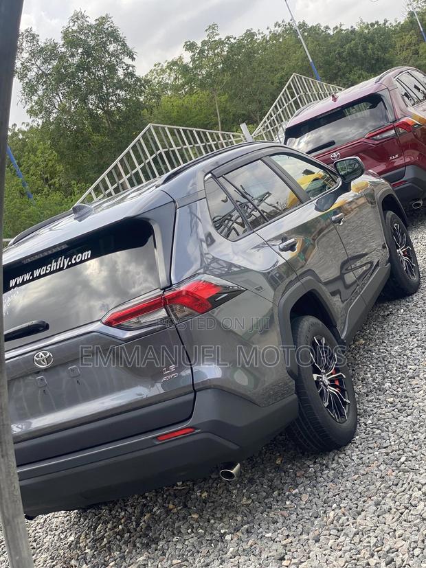 Toyota RAV4 LE 2021 Gray · Photo 4