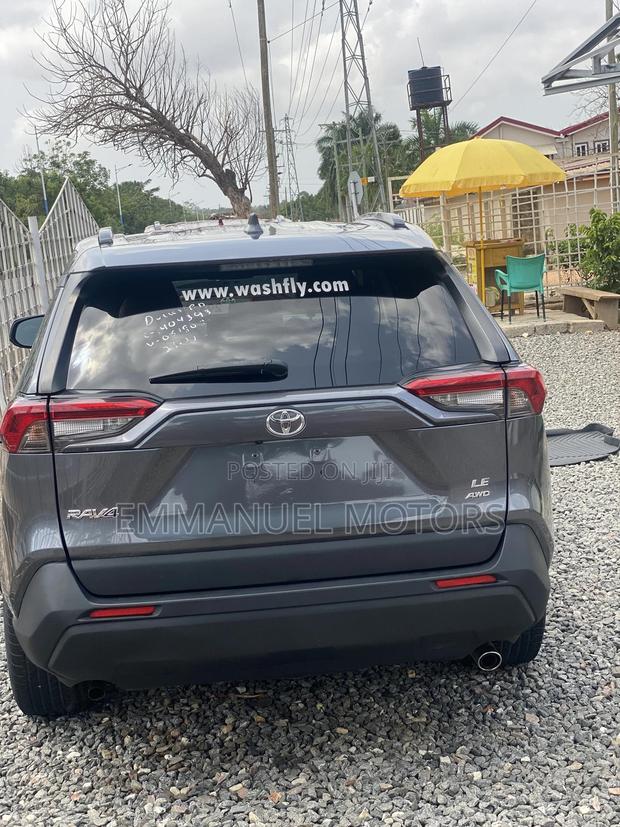 Toyota RAV4 LE 2021 Gray · Photo 5