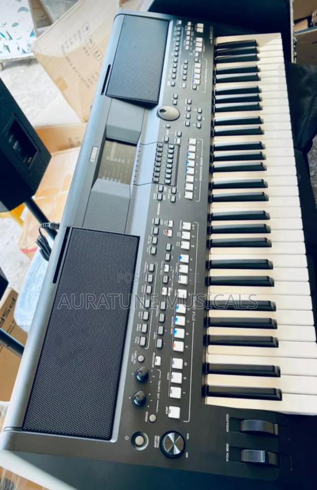 Yamaha PSR-Sx700 61-Key Mid-Level Arranger Keyboard · Photo 2